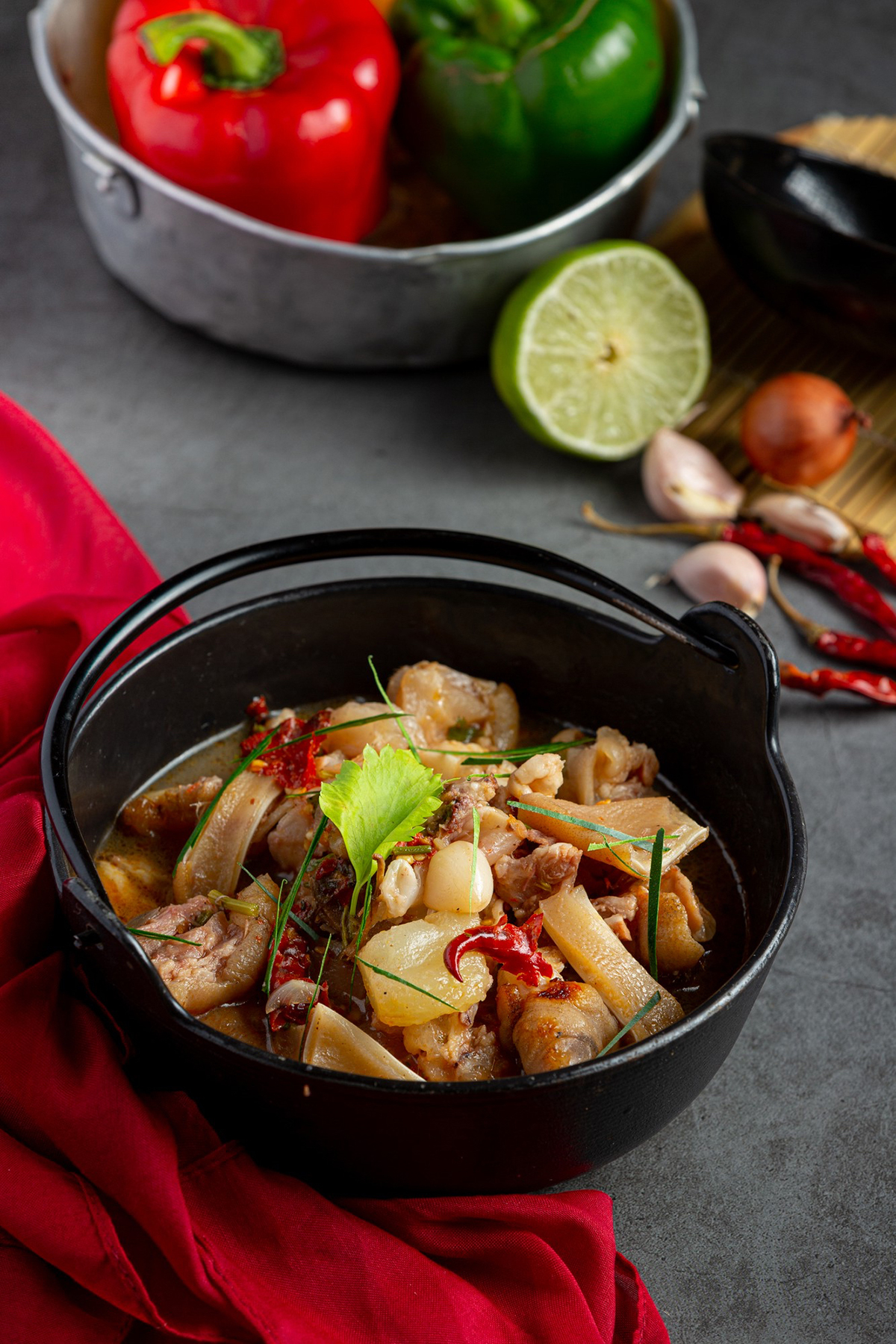 Karczek w sosie czerwonym curry z pieczarkami i szalotkami - przepis Roberta Sowy Karczek w sosie czerwonym curry z pieczarkami i szalotkami - przepis Roberta Sowy